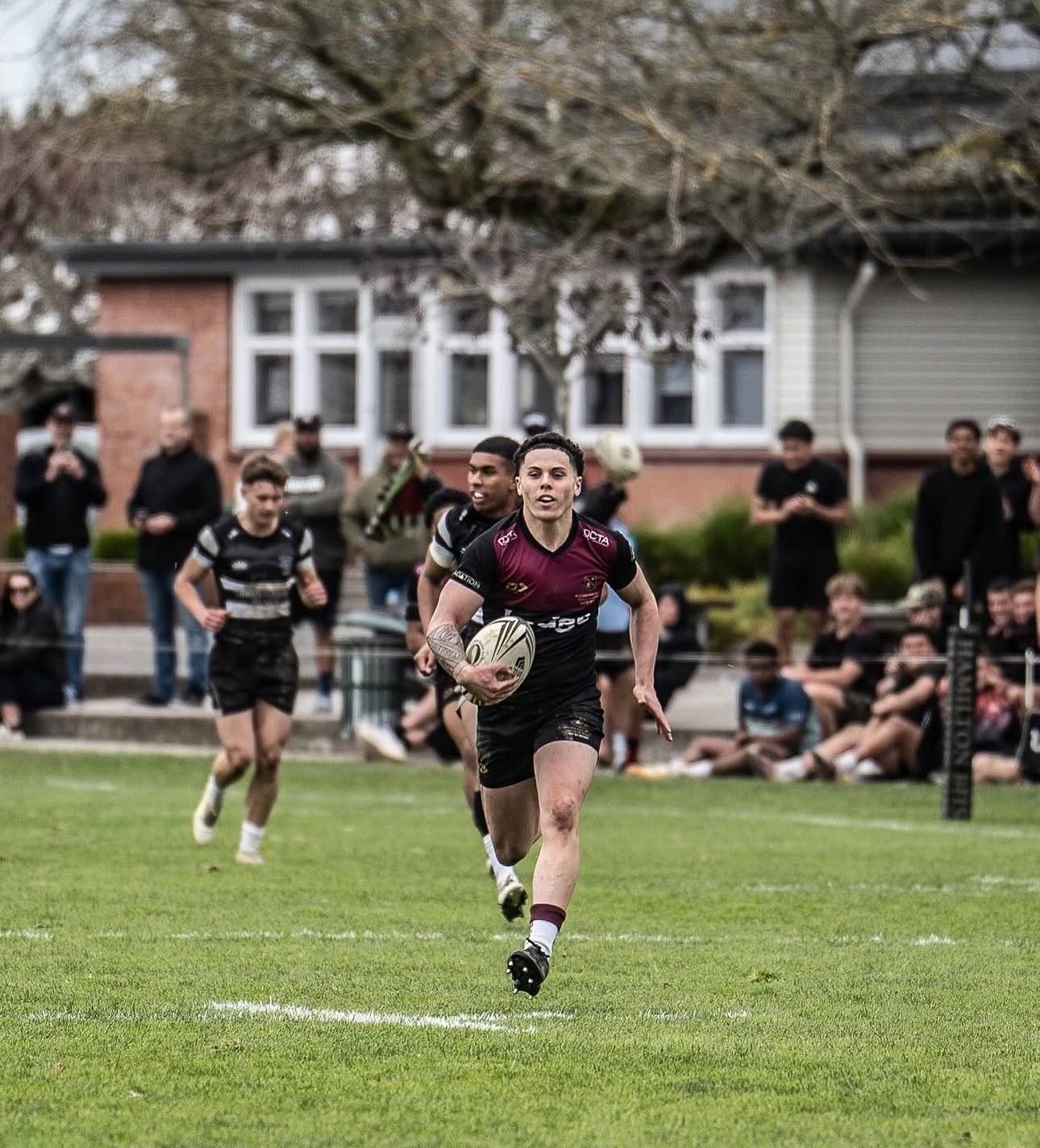 Carson Hunter carrying the ball against Wesley College in the Chiefs Top 4 semi-final